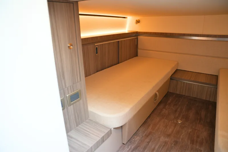 Slide: The Image of Sea Ray Sundancer 320 2026 - 46