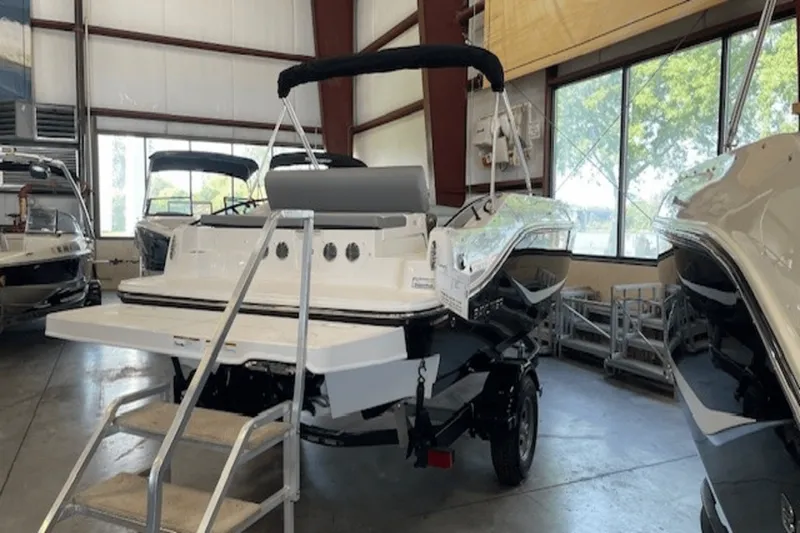 Slide: The Image of Bayliner D20I 2025 - 13