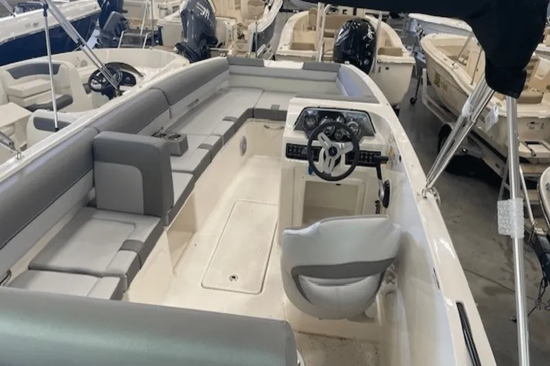 Slide: The Image of Bayliner D20I 2025 - 4