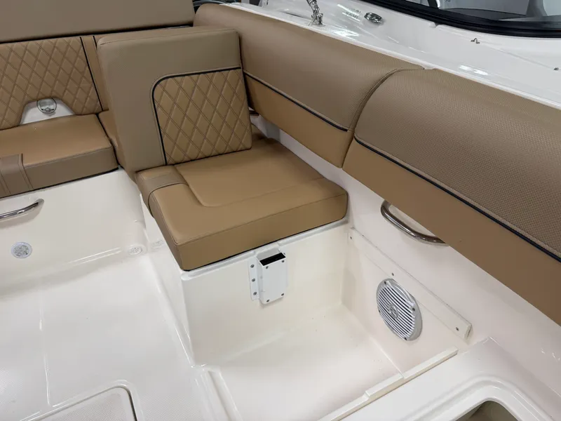 Slide: The Image of Bayliner D20I 2025 - 32