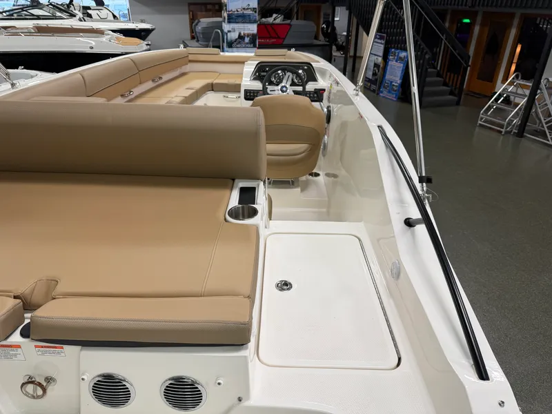 Slide: The Image of Bayliner D20I 2025 - 8