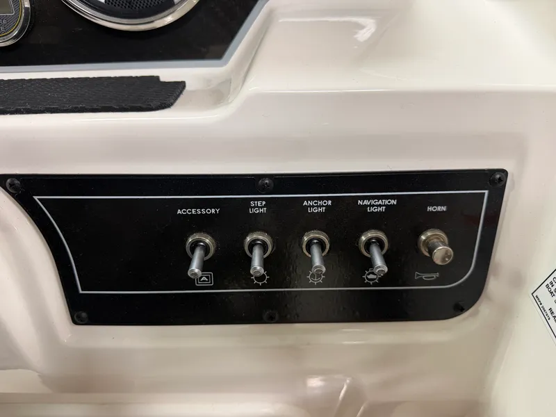 Slide: The Image of Bayliner D20I 2025 - 18