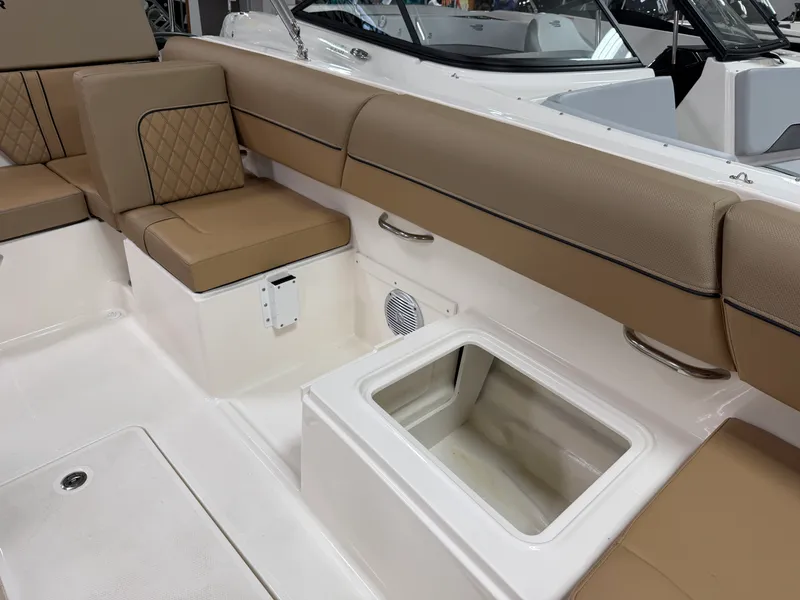 Slide: The Image of Bayliner D20I 2025 - 30