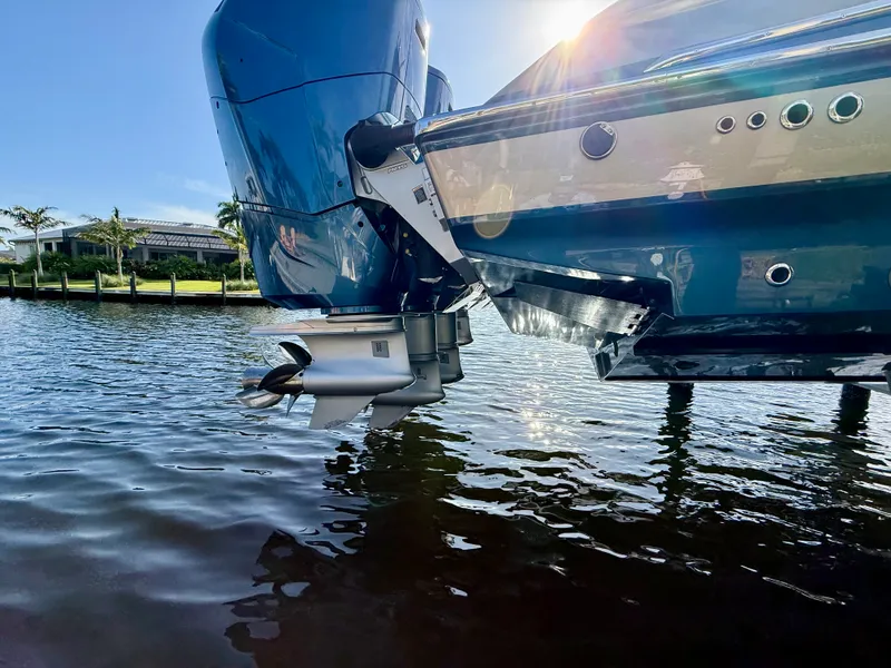 Slide: The Image of Nor-Tech 550 SPORT CENTER CONSOLE 2020 - 15