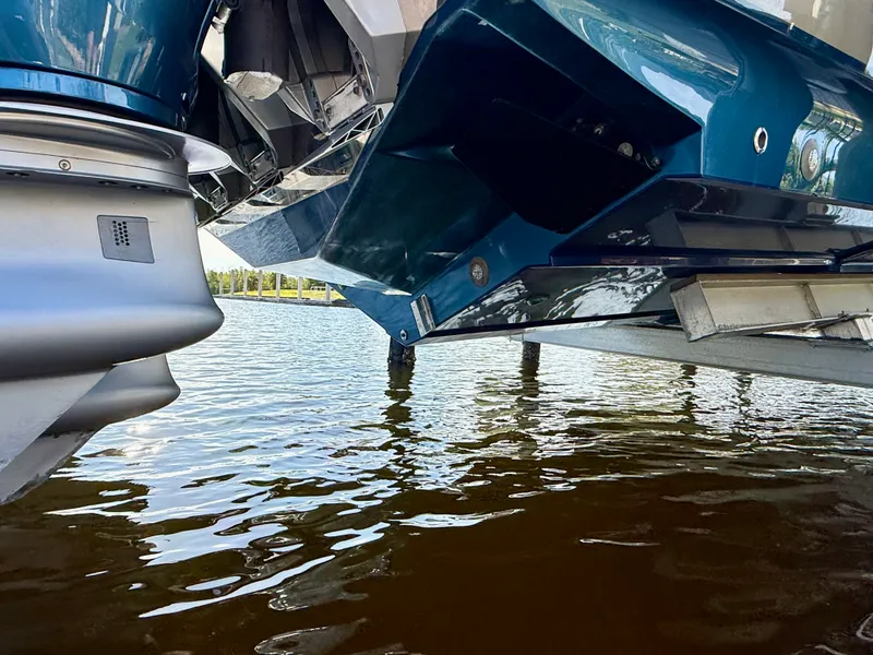 Slide: The Image of Nor-Tech 550 SPORT CENTER CONSOLE 2020 - 16
