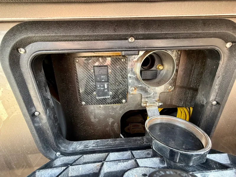 Slide: The Image of Nor-Tech 550 SPORT CENTER CONSOLE 2020 - 25