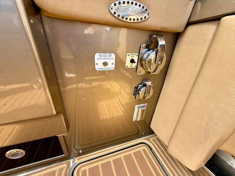 Slide: The Image of Nor-Tech 550 SPORT CENTER CONSOLE 2020 - 31