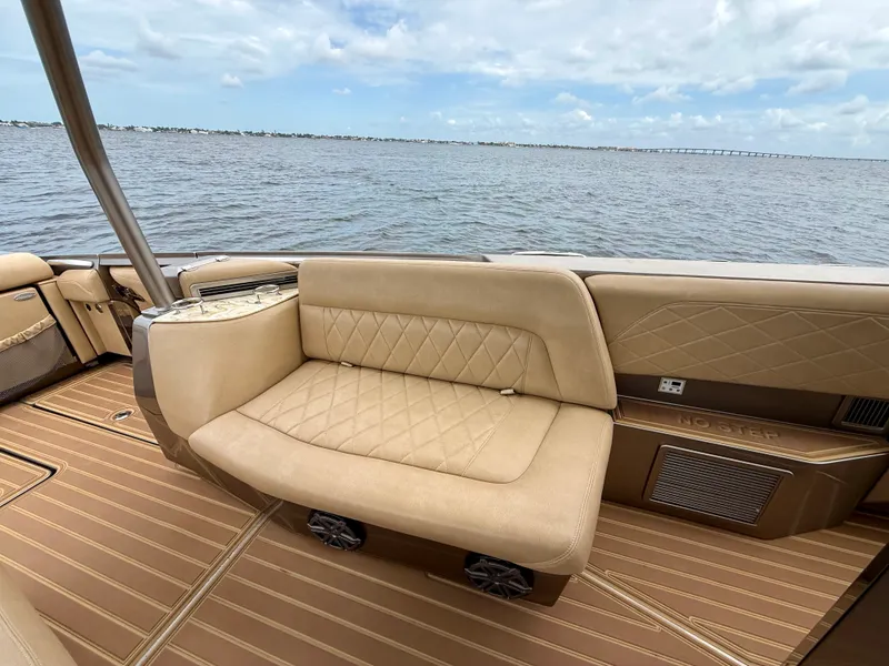 Slide: The Image of Nor-Tech 550 SPORT CENTER CONSOLE 2020 - 33