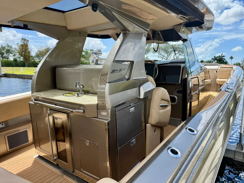 Slide: The Image of Nor-Tech 550 SPORT CENTER CONSOLE 2020 - 34