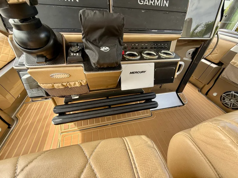 Slide: The Image of Nor-Tech 550 SPORT CENTER CONSOLE 2020 - 44