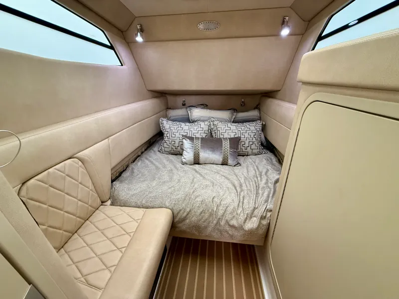 Slide: The Image of Nor-Tech 550 SPORT CENTER CONSOLE 2020 - 48