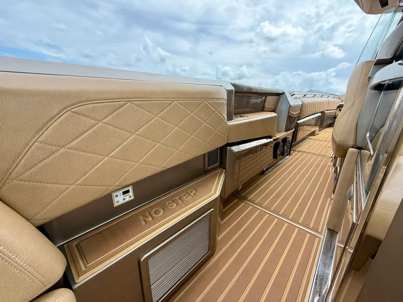 Slide: The Image of Nor-Tech 550 SPORT CENTER CONSOLE 2020 - 53