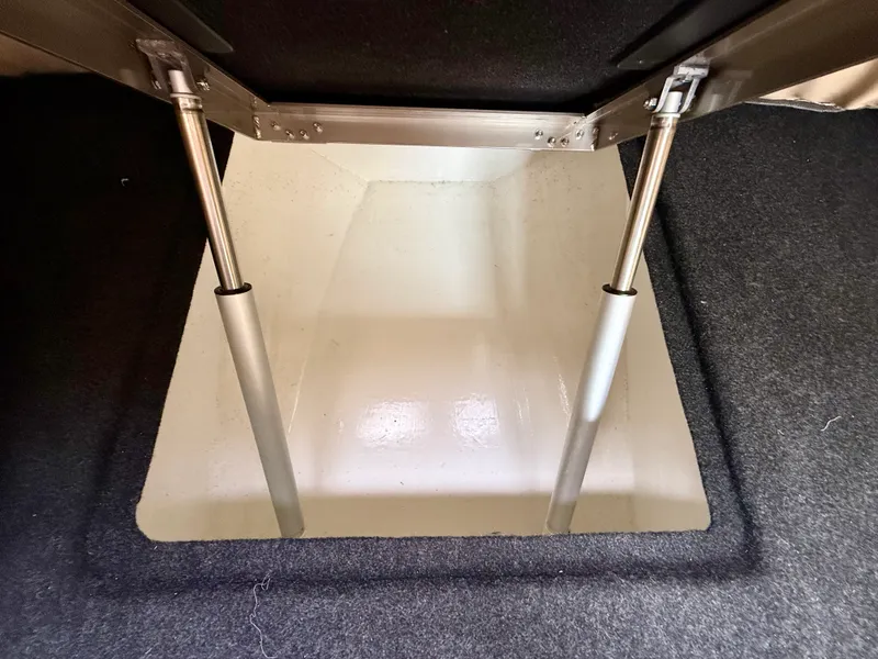 Slide: The Image of Nor-Tech 550 SPORT CENTER CONSOLE 2020 - 66