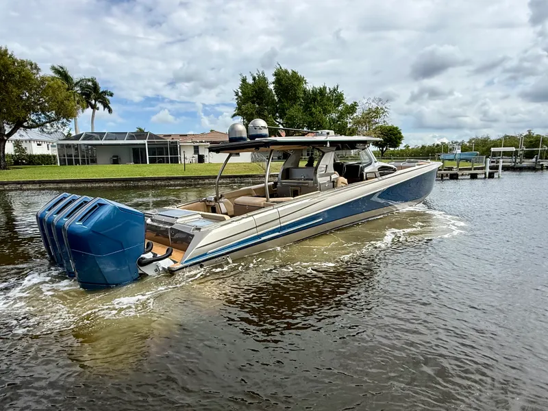 Slide: The Image of Nor-Tech 550 SPORT CENTER CONSOLE 2020 - 9