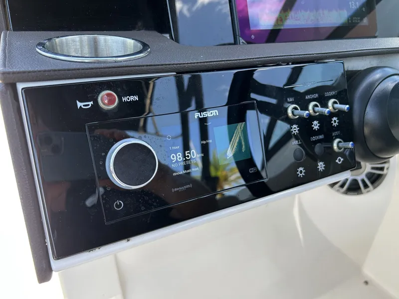 Slide: The Image of Sea Ray 270 SDX OB 2024 - 25