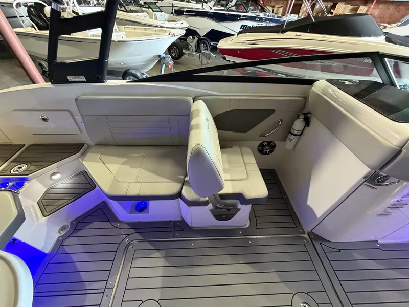 Slide: The Image of Sea Ray SPX 230 2020 - 30