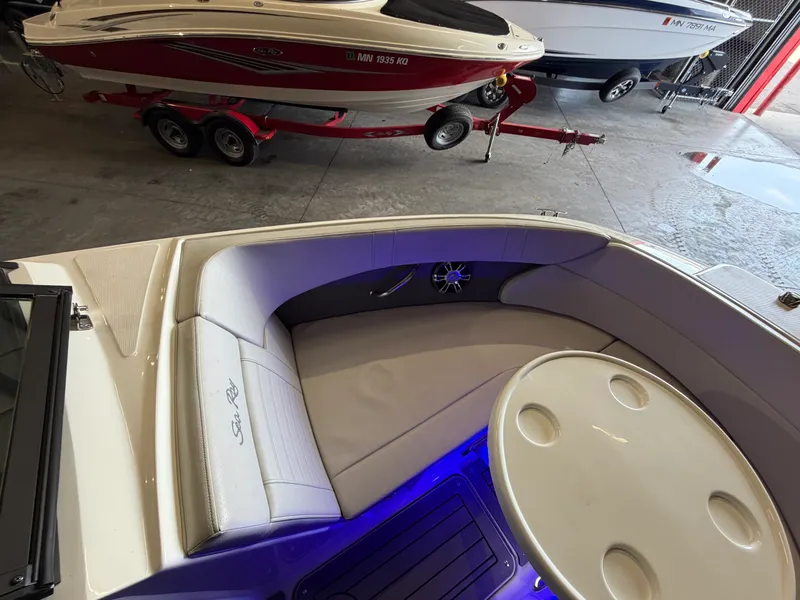 Slide: The Image of Sea Ray SPX 230 2020 - 38