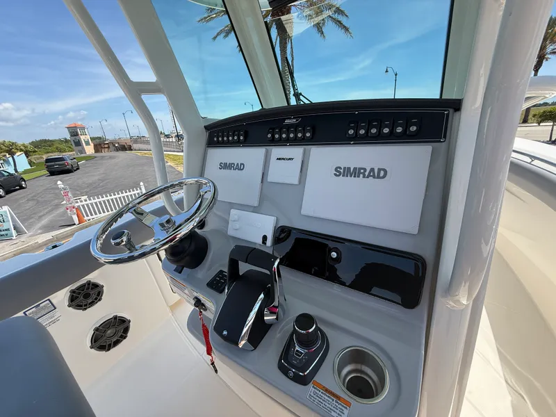 Slide: The Image of Boston Whaler 280 Outrage 2026 - 10