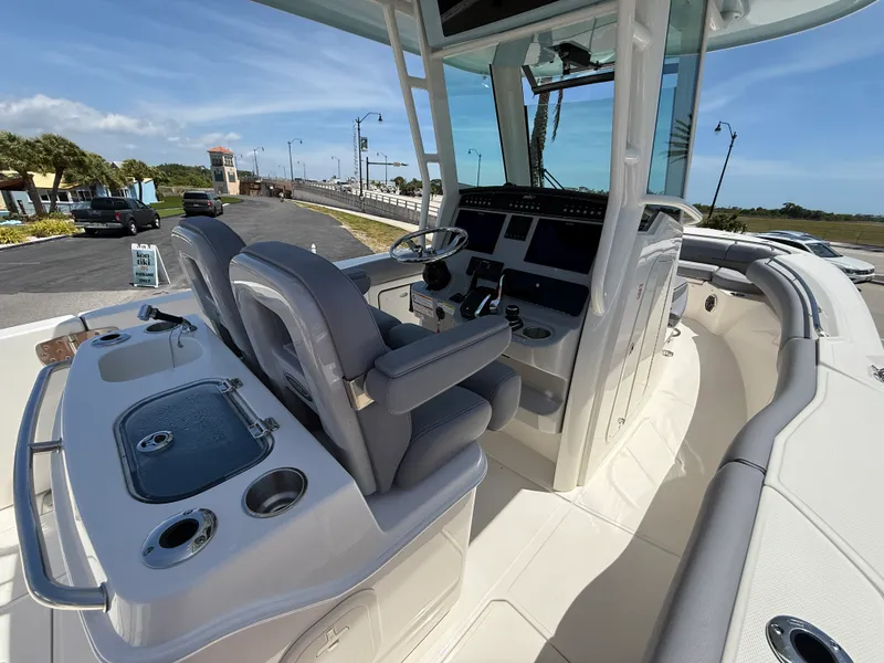 Slide: The Image of Boston Whaler 280 Outrage 2026 - 13