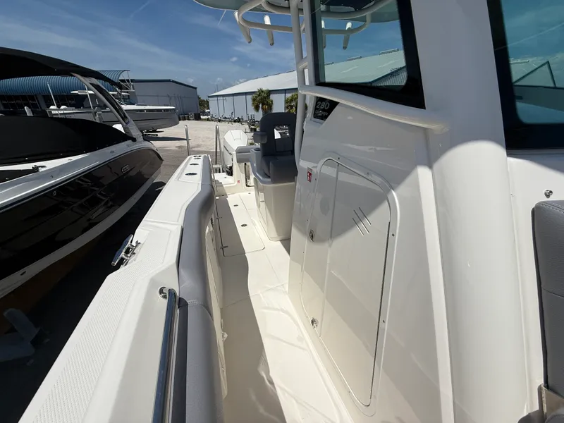 Slide: The Image of Boston Whaler 280 Outrage 2026 - 14