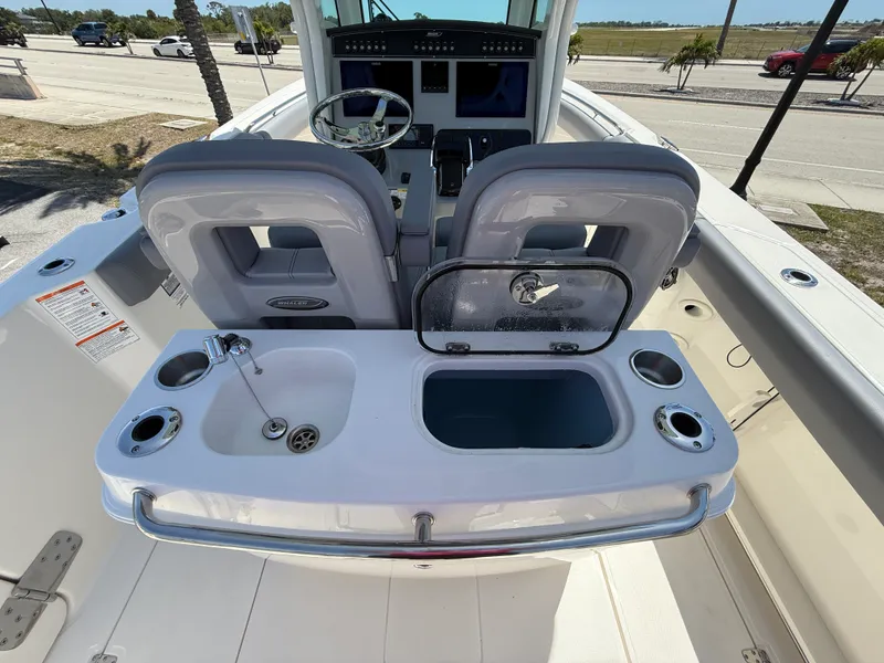 Slide: The Image of Boston Whaler 280 Outrage 2026 - 17