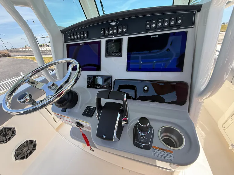 Slide: The Image of Boston Whaler 280 Outrage 2026 - 9