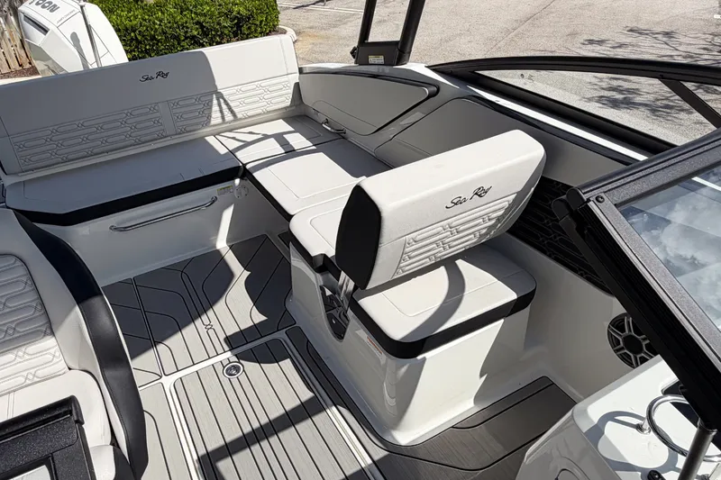 Slide: The Image of Sea Ray SPX 210 Outboard 2026 - 10