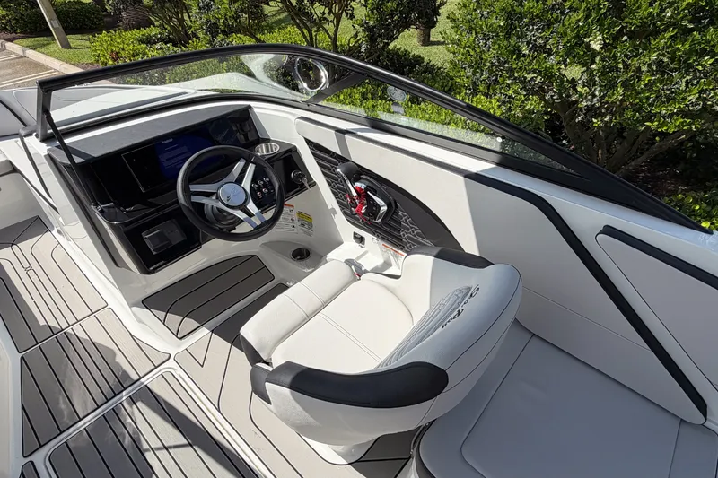 Slide: The Image of Sea Ray SPX 210 Outboard 2026 - 12