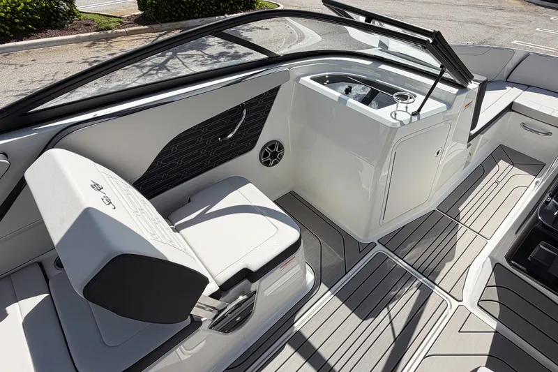 Slide: The Image of Sea Ray SPX 210 Outboard 2026 - 16