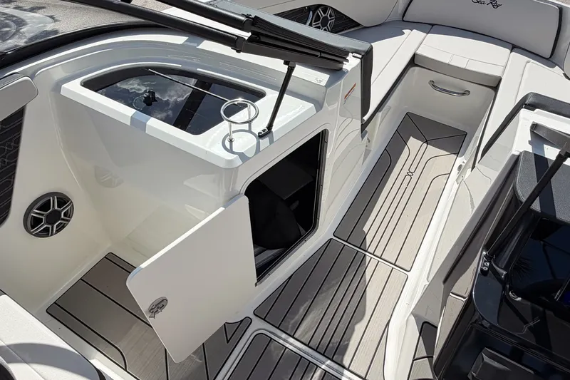Slide: The Image of Sea Ray SPX 210 Outboard 2026 - 18