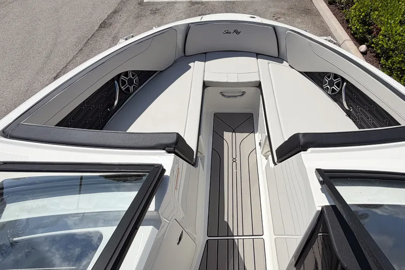 Slide: The Image of Sea Ray SPX 210 Outboard 2026 - 20