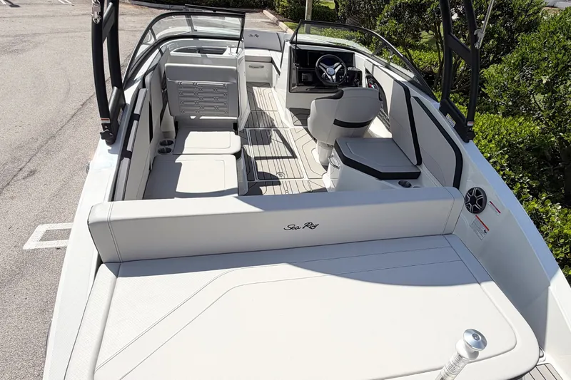 Slide: The Image of Sea Ray SPX 210 Outboard 2026 - 9