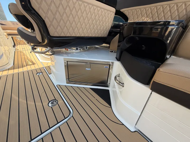 Slide: The Image of Sea Ray SLX 280 Outboard 2026 - 20