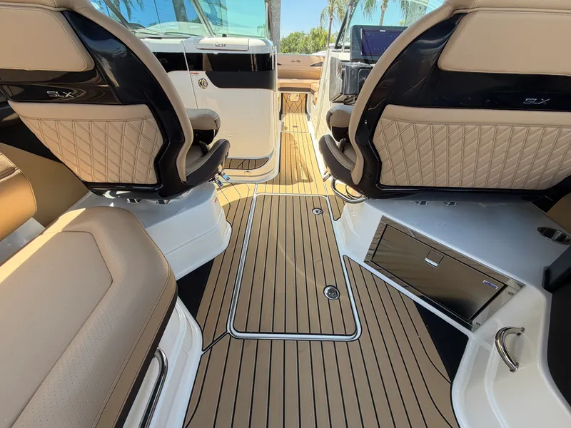 Slide: The Image of Sea Ray SLX 280 Outboard 2026 - 21