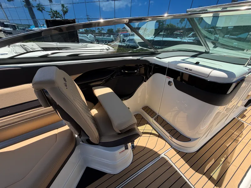 Slide: The Image of Sea Ray SLX 280 Outboard 2026 - 23