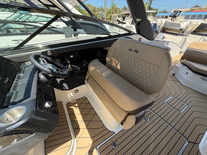 Slide: The Image of Sea Ray SLX 280 Outboard 2026 - 25
