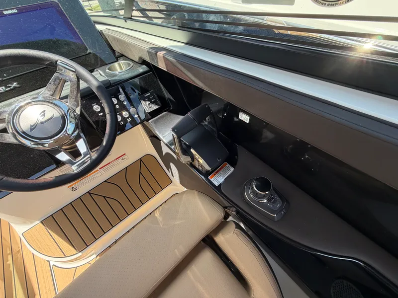 Slide: The Image of Sea Ray SLX 280 Outboard 2026 - 28