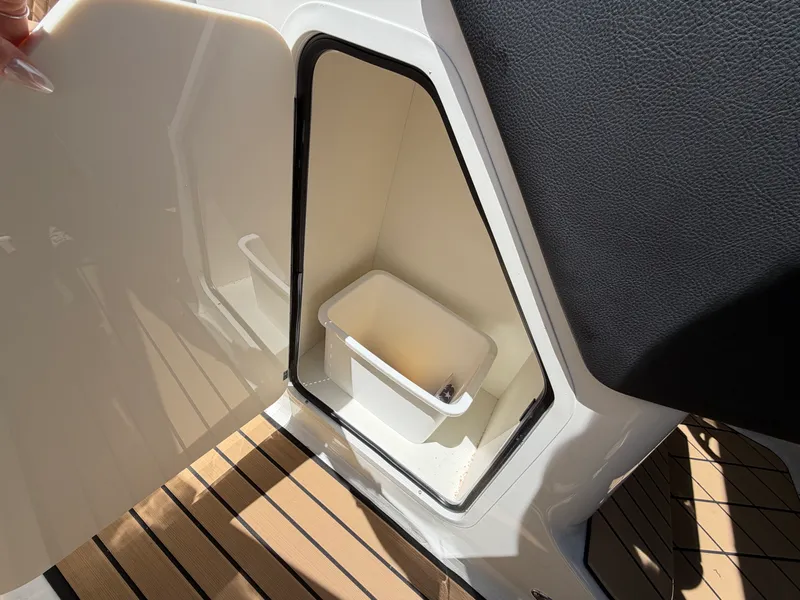 Slide: The Image of Sea Ray SLX 280 Outboard 2026 - 35