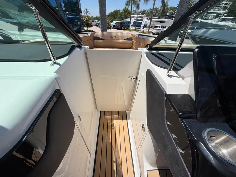 Slide: The Image of Sea Ray SLX 280 Outboard 2026 - 36