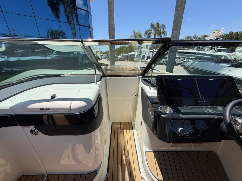 Slide: The Image of Sea Ray SLX 280 Outboard 2026 - 37