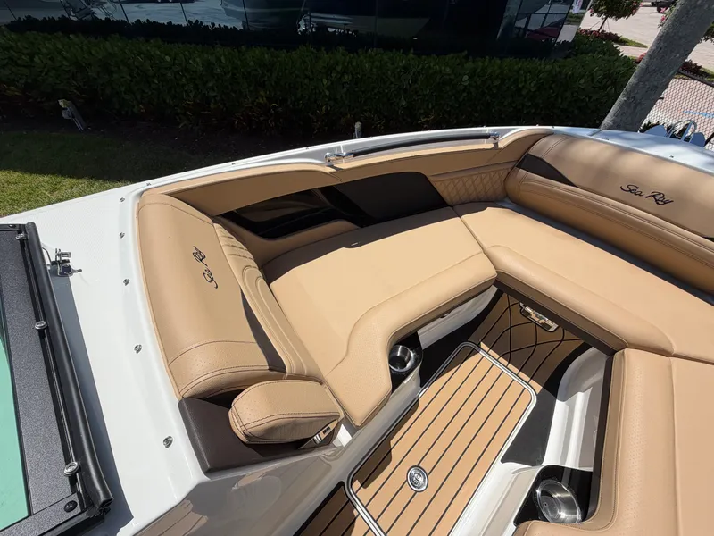 Slide: The Image of Sea Ray SLX 280 Outboard 2026 - 39
