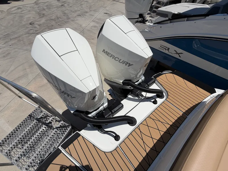 Slide: The Image of Sea Ray SLX 280 Outboard 2026 - 45