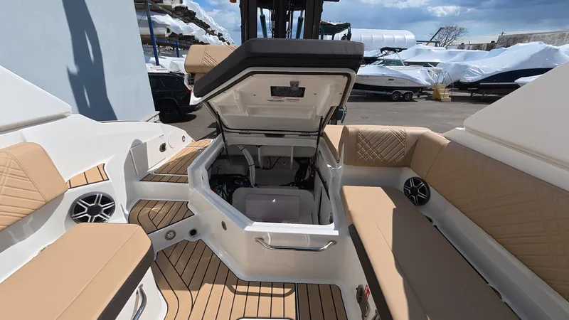 Slide: The Image of Sea Ray SDX 250 Outboard 2026 - 18