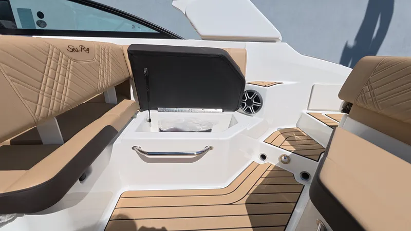 Slide: The Image of Sea Ray SDX 250 Outboard 2026 - 21