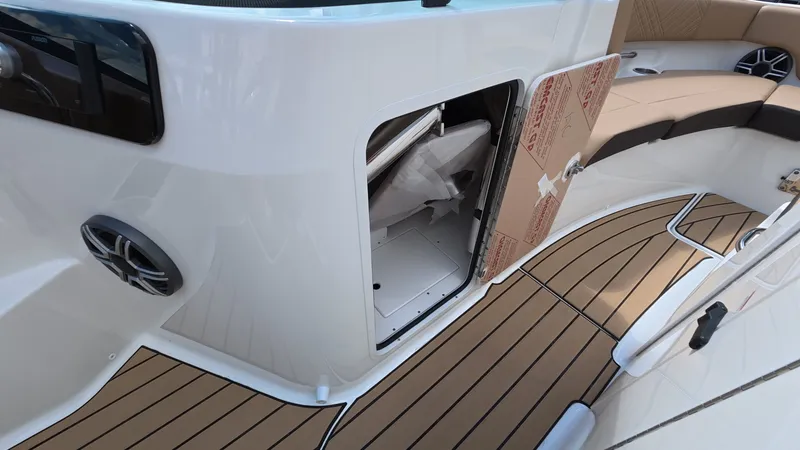 Slide: The Image of Sea Ray SDX 250 Outboard 2026 - 31
