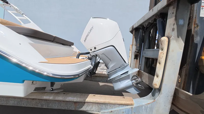 Slide: The Image of Sea Ray SDX 250 Outboard 2026 - 6