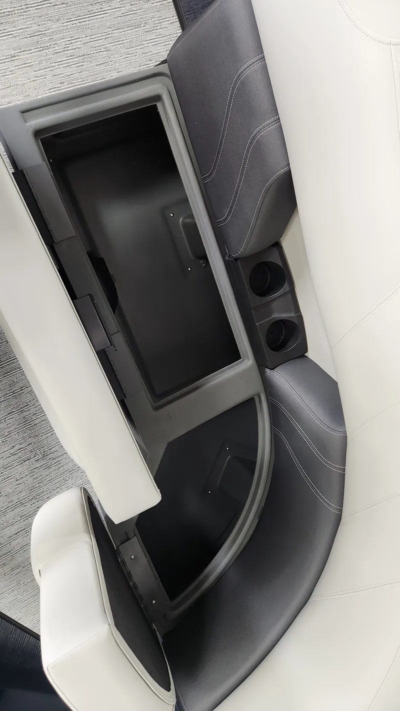 Slide: The Image of Sylvan Mirage 8520 Party Fish 2026 - 44