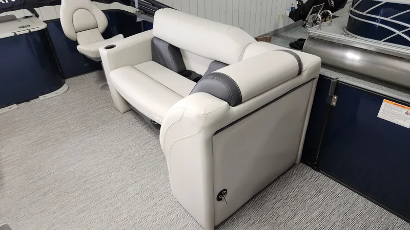 Slide: The Image of Sylvan Mirage 8520 Party Fish 2026 - 15