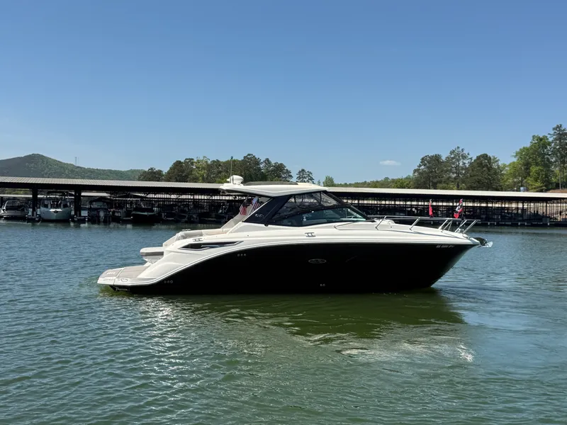 Slide: The Image of Sea Ray 320 SUNDANCER 2021 - 10