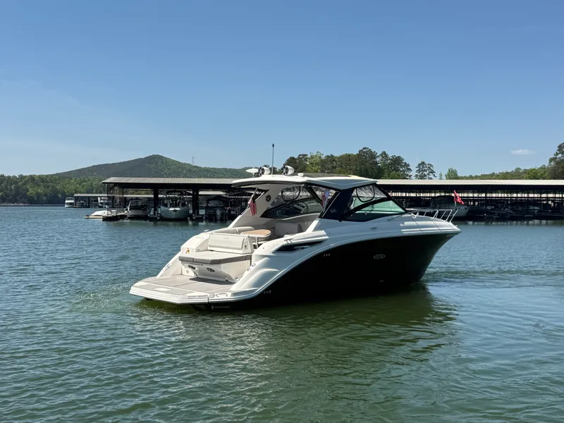 Slide: The Image of Sea Ray 320 SUNDANCER 2021 - 12